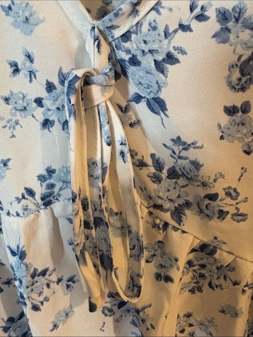 SHEIN White Flutter Sleeve Tie-Front Top with Blue Floral Print - Picture 6 of 6